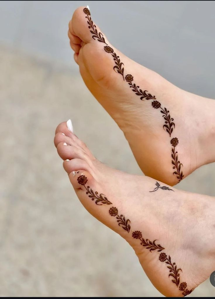 Simple Mehndi Designs For Feet 1