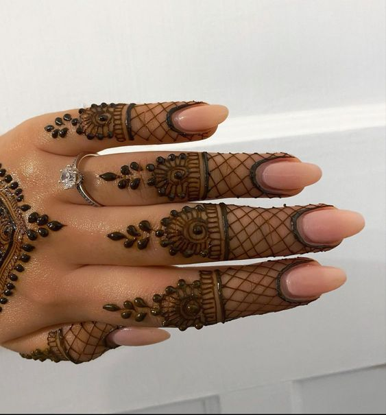 Stylish Mehndi Designs for Fingers 8