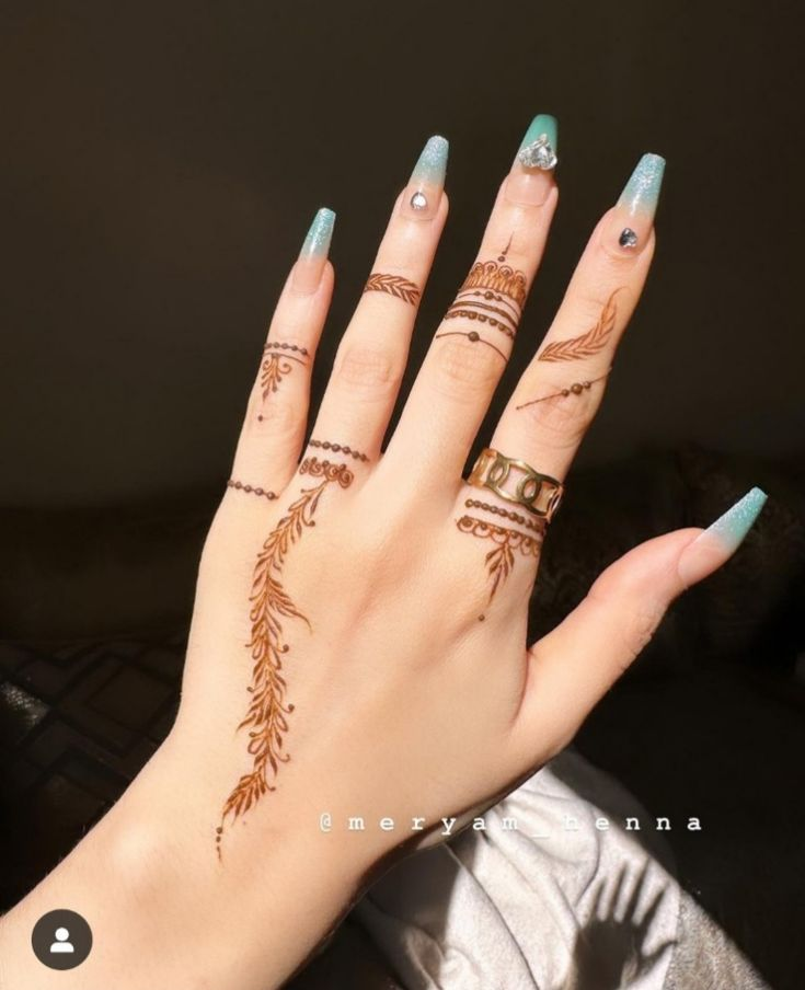 Stylish Mehndi Designs for Fingers 9