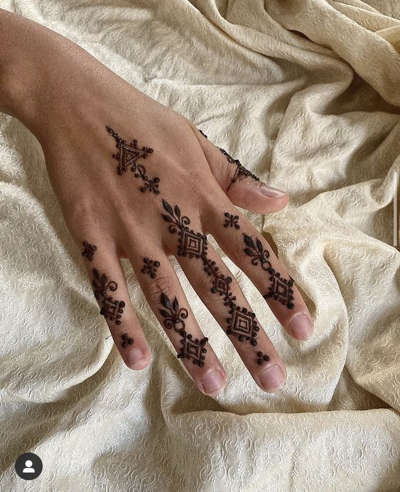 Flower Mehndi Designs for Fingers 3