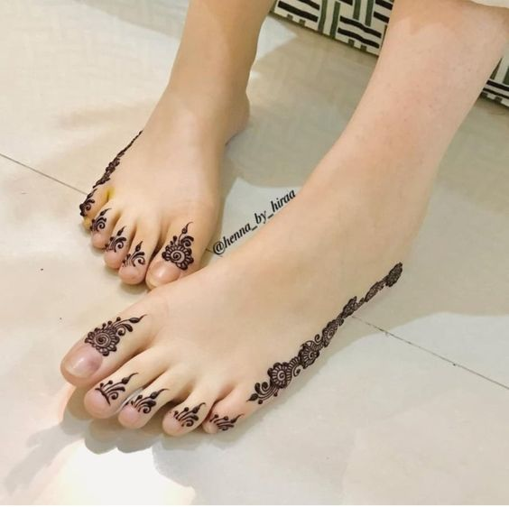 Simple Mehndi Designs For Feet 2