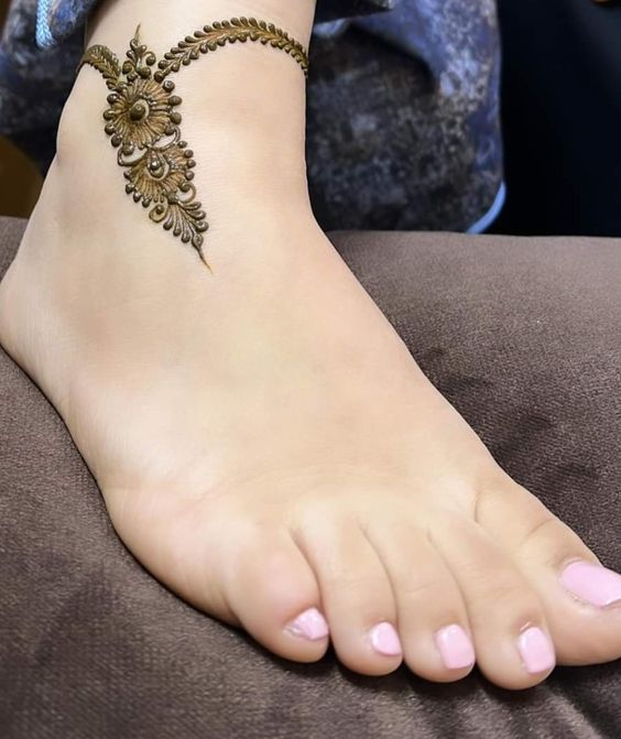 Simple Mehndi Designs For Feet 3
