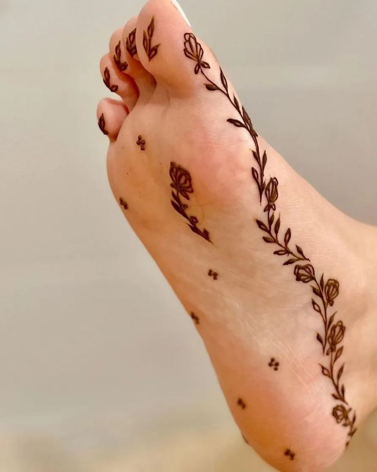Simple Mehndi Designs For Feet 4