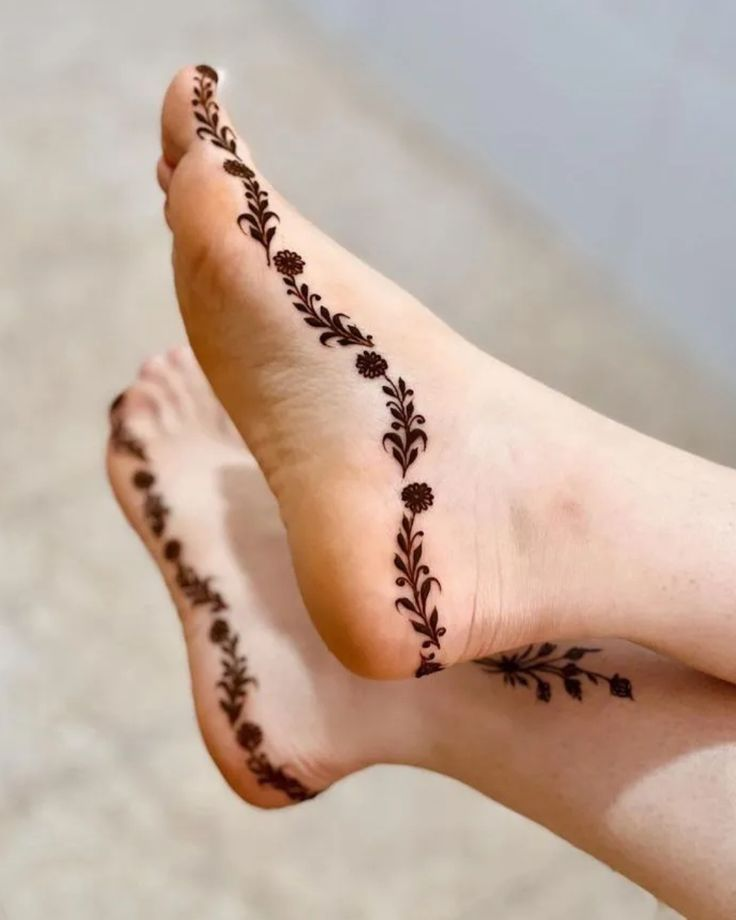 Simple Mehndi Designs For Feet 5