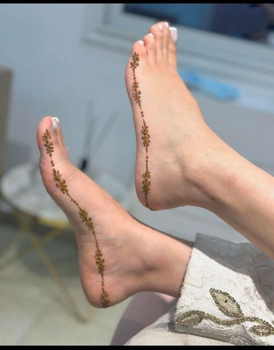 Simple Mehndi Designs For Feet 7