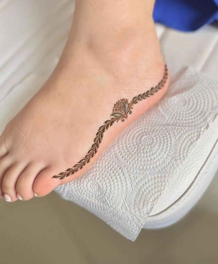 Simple Mehndi Designs For Feet 8