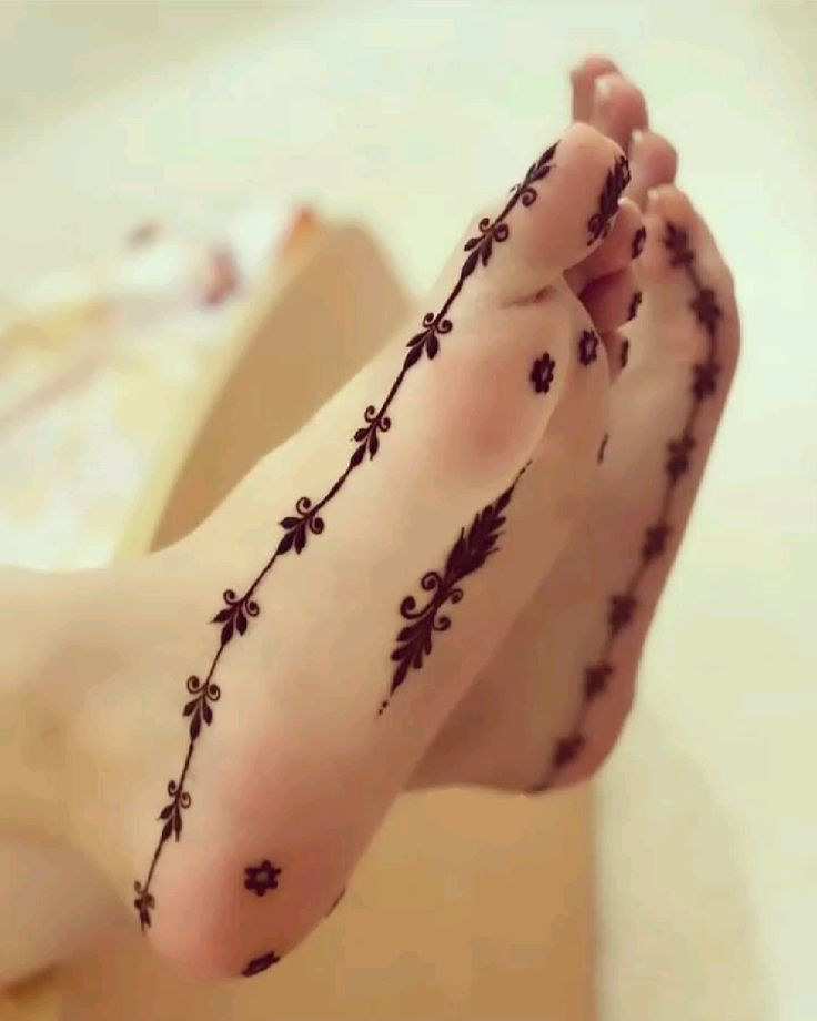 Simple Mehndi Designs For Feet 10