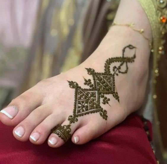 Unique Mehndi Design For Feet 4