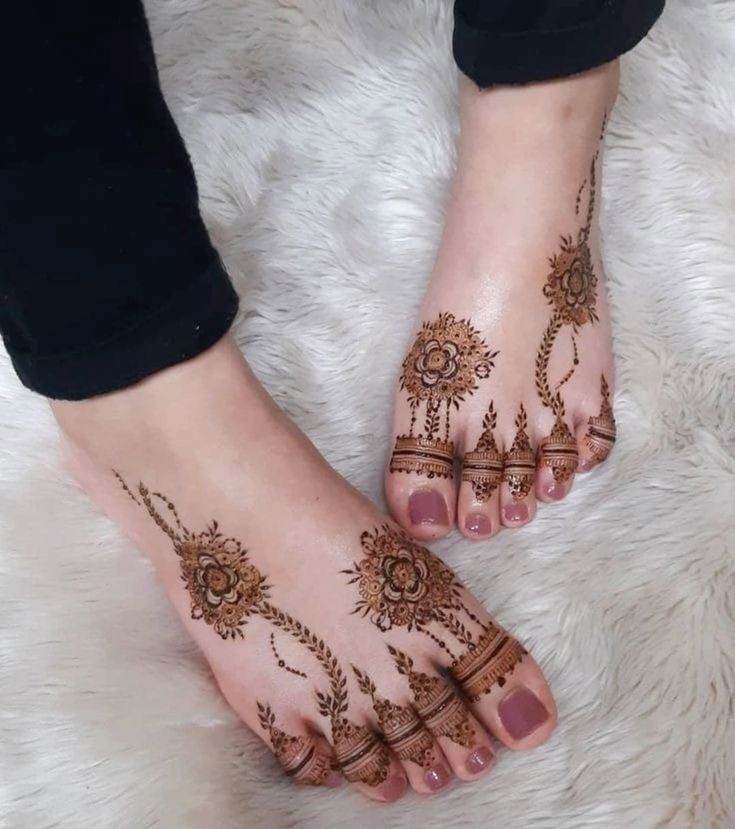 Unique Mehndi Design For Feet 6