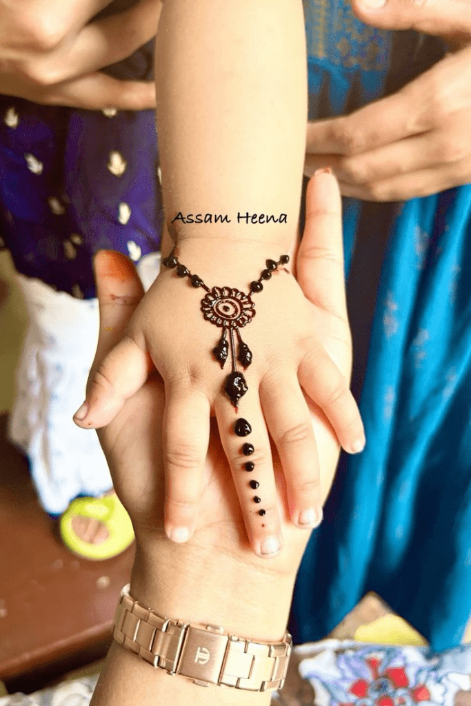 Simple Mehndi Designs for Children 8