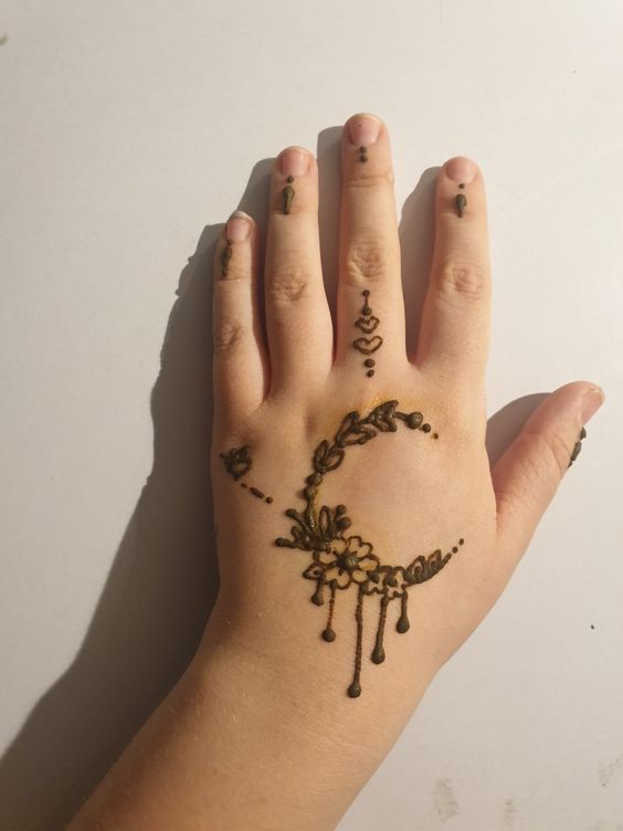 Unique Mehndi Designs for Children 9