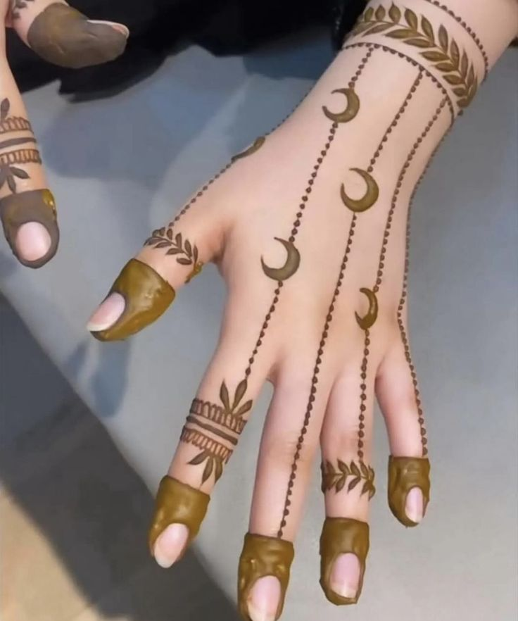 Simple Mehndi Design for Eid 9
