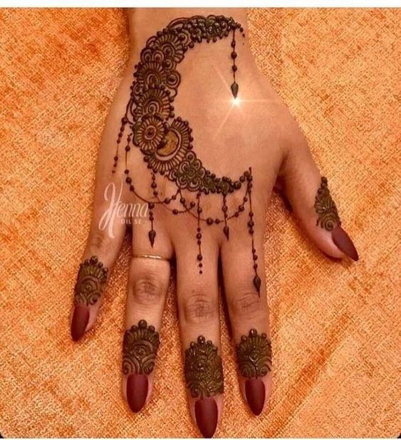 Unique Mehndi Design for Eid 7
