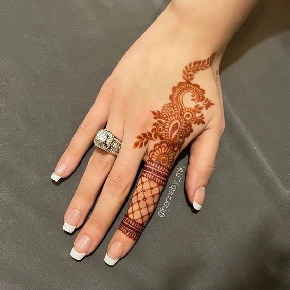 Simple Mandala Mehndi Designs 7