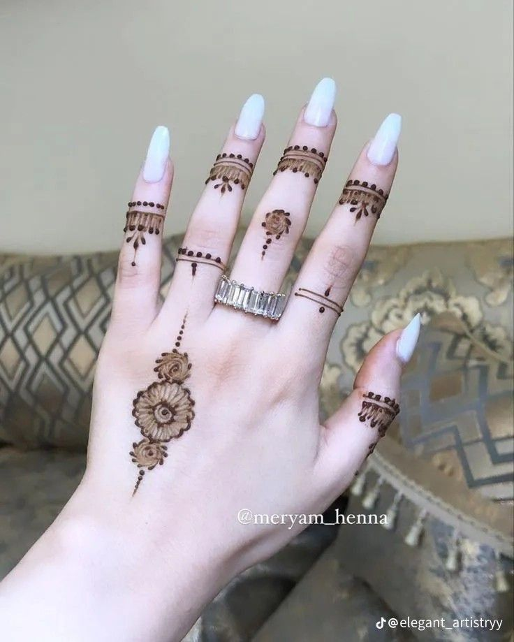 Simple Mandala Mehndi Designs 8
