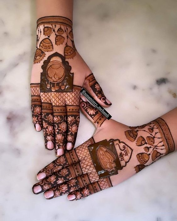 Simple Mehndi designs for kurwa chouth 7