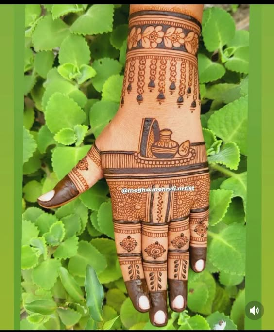 Simple Mehndi designs for kurwa chouth 9