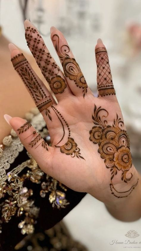 Stylish Mehndi Designs for Palm 1
