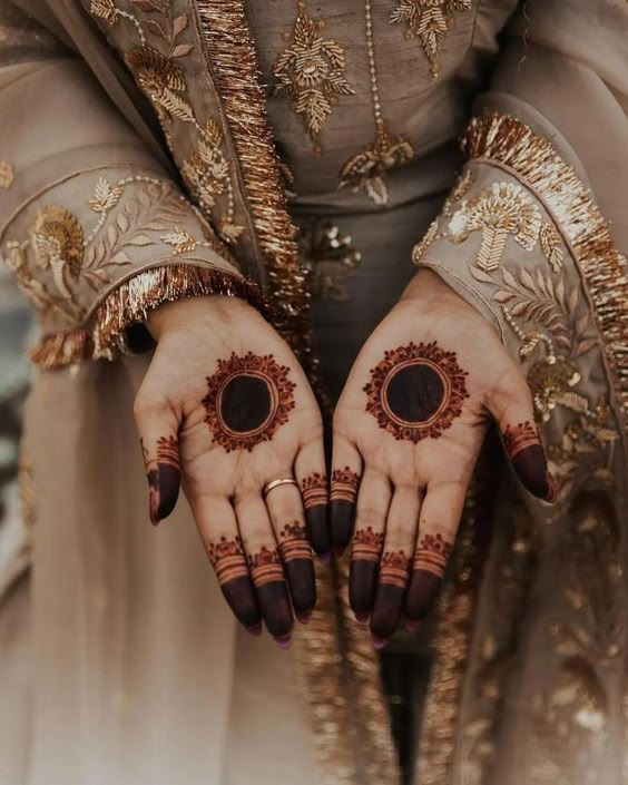 Latest Front Hand Mehndi Designs for a Modern Touch 9
