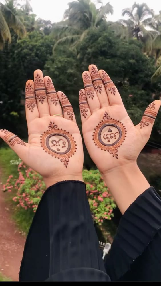 Latest Front Hand Mehndi Designs for a Modern Touch 10