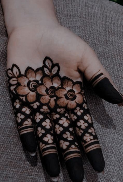 Latest Front Hand Mehndi Designs for a Modern Touch 11