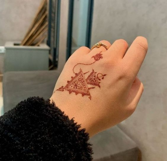 Unique Mehndi Designs for Back Hands 3