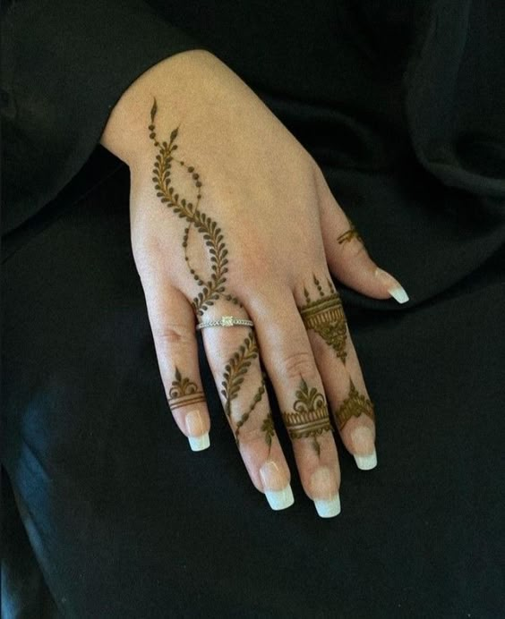 Stylish Mehndi Designs for Back Hands 2