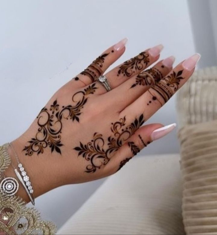 Stylish Mehndi Designs for Back Hands 4