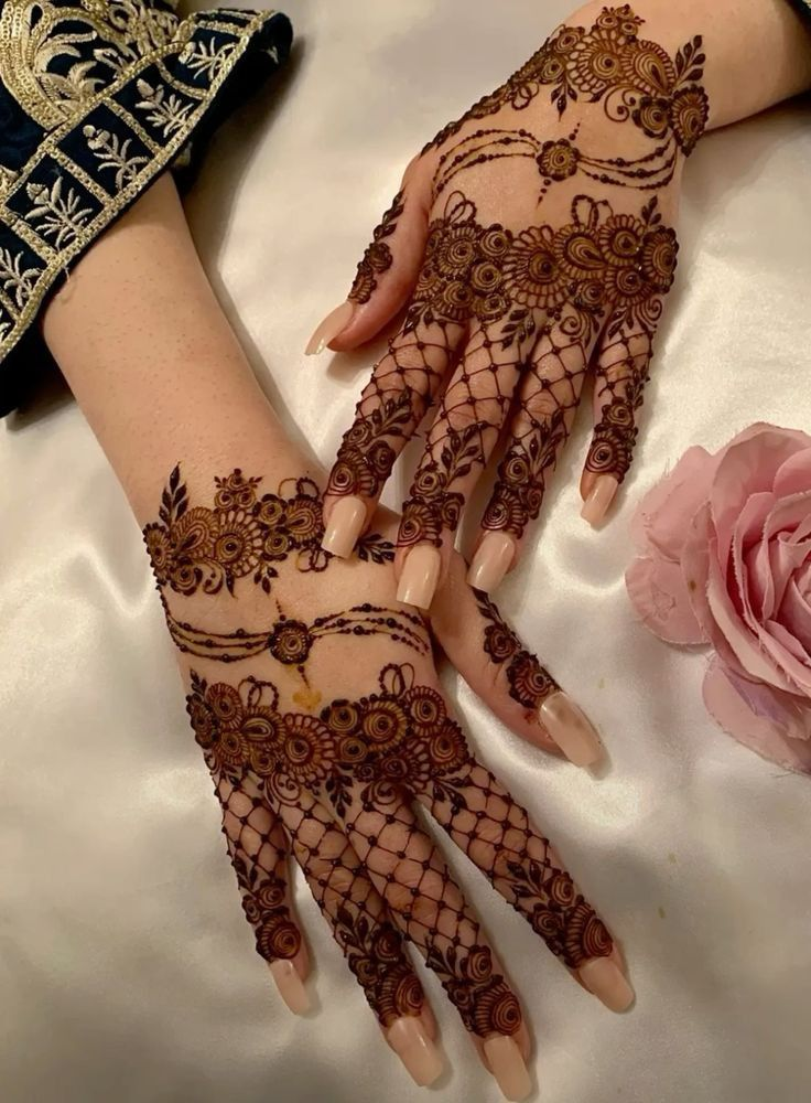 Stylish Mehndi Designs for Back Hands 5