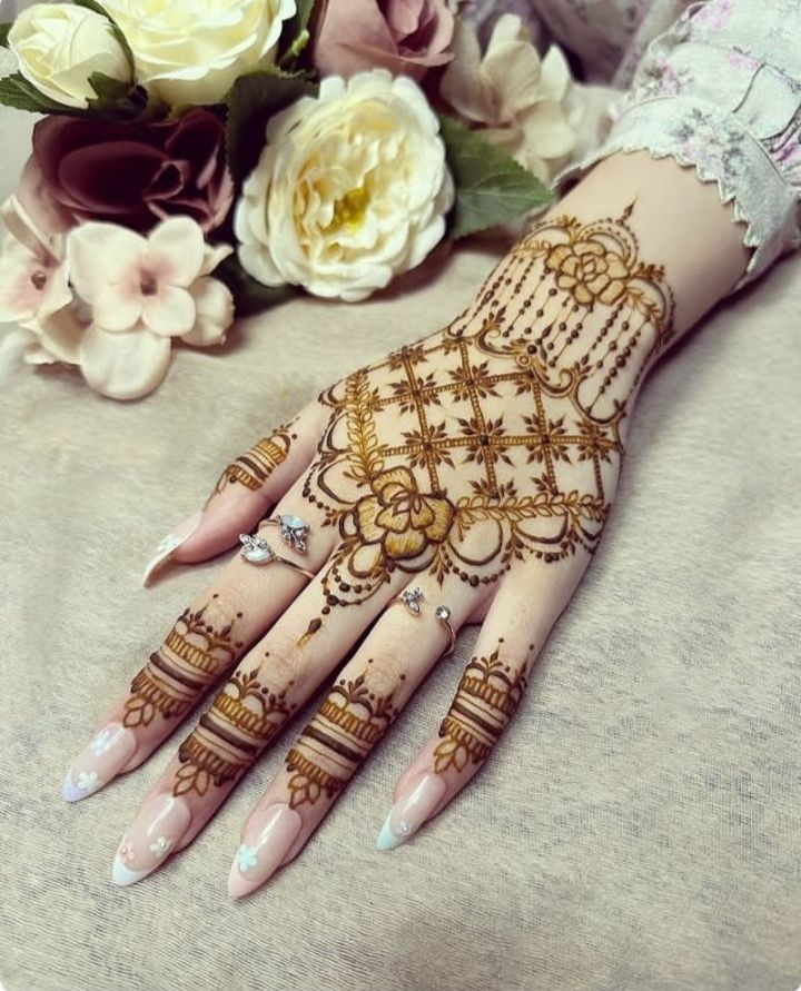 Stylish Mehndi Designs for Back Hands 7