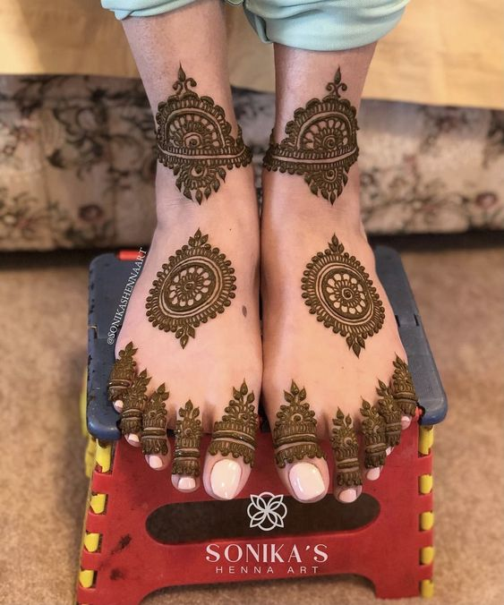 Simple Feet Mehndi Design for Bridal 9