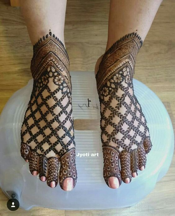 Stylish Feet Mehndi Design for Bridal 8