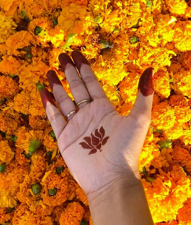 Very simple Lotus Mehandi Design 25