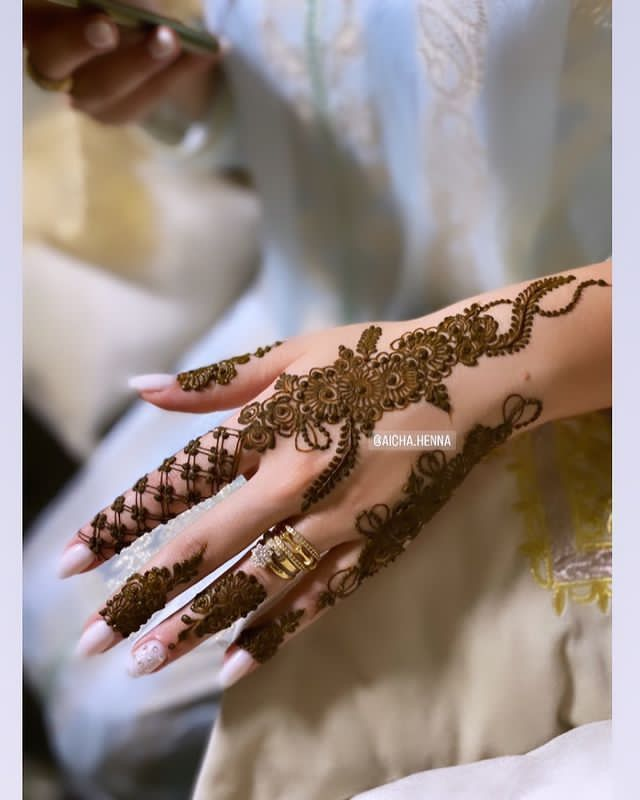 45+ Nikkha Mehndi Designs 24