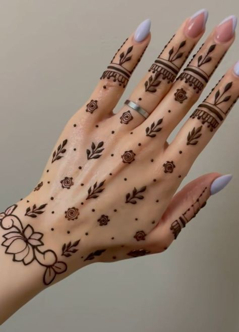 45+ Nikkha Mehndi Designs 37