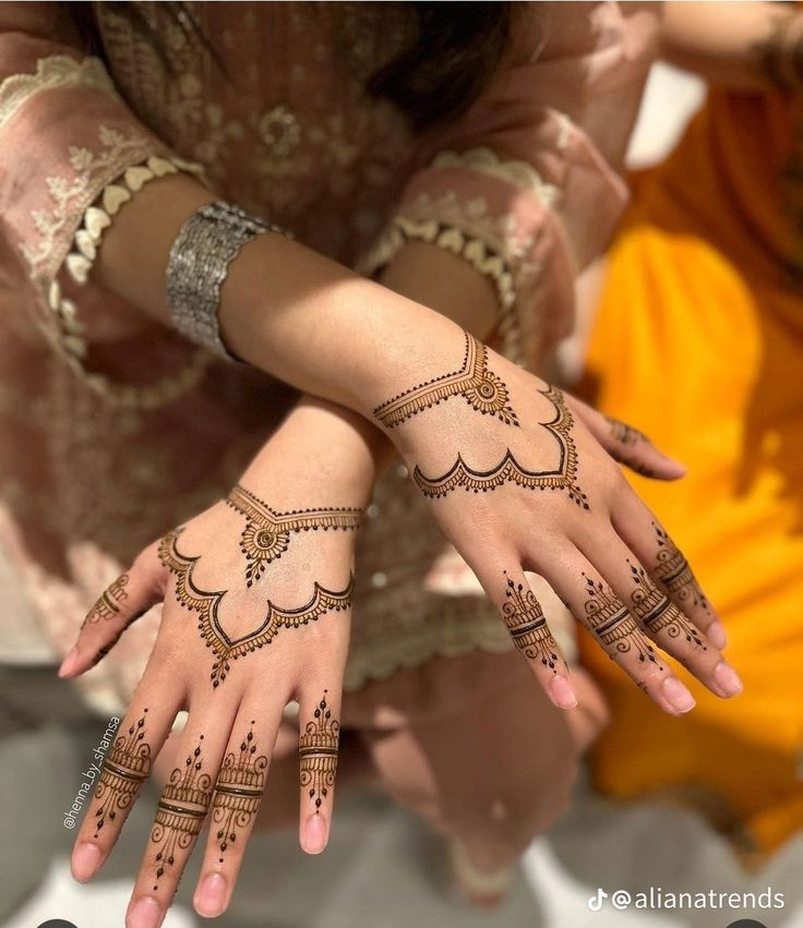 45+ Nikkha Mehndi Designs 38