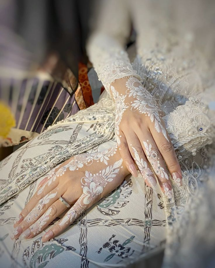 White Mehndi Designs 29
