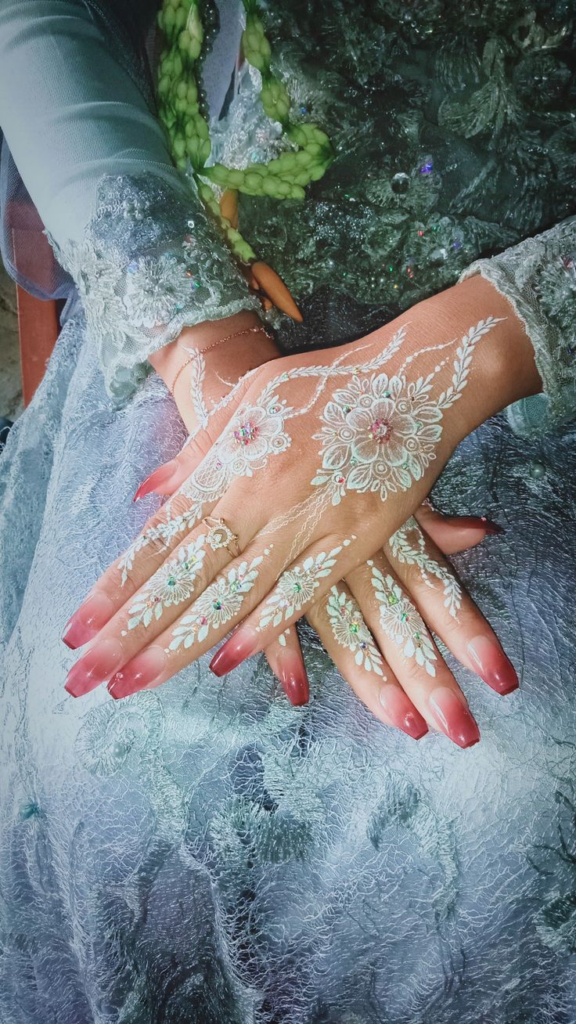 White Mehndi Designs 30