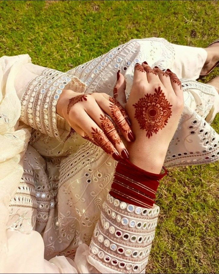 45+ Nikkha Mehndi Designs 18