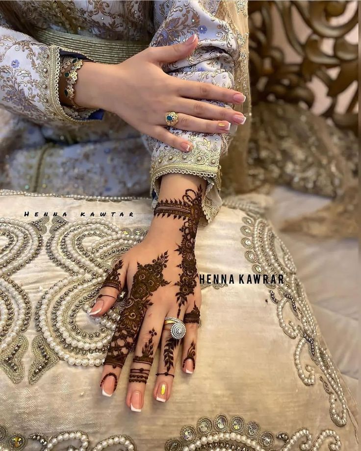 45+ Nikkha Mehndi Designs 23
