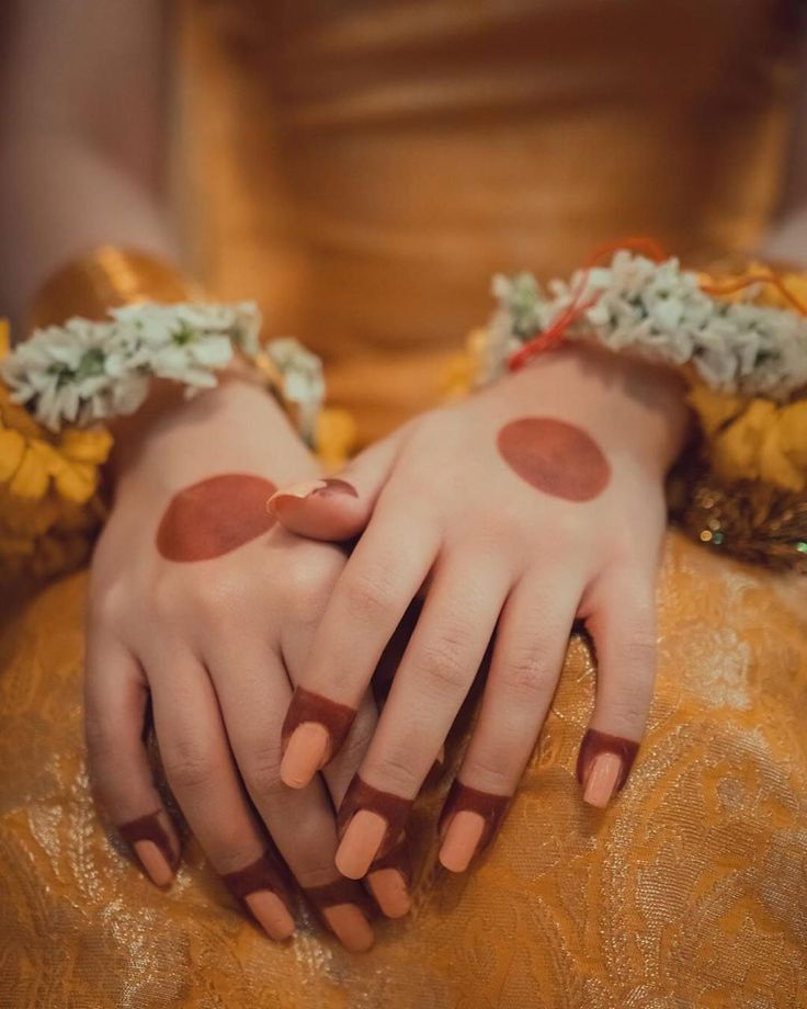 Mehndi Designs for Mayon

 13