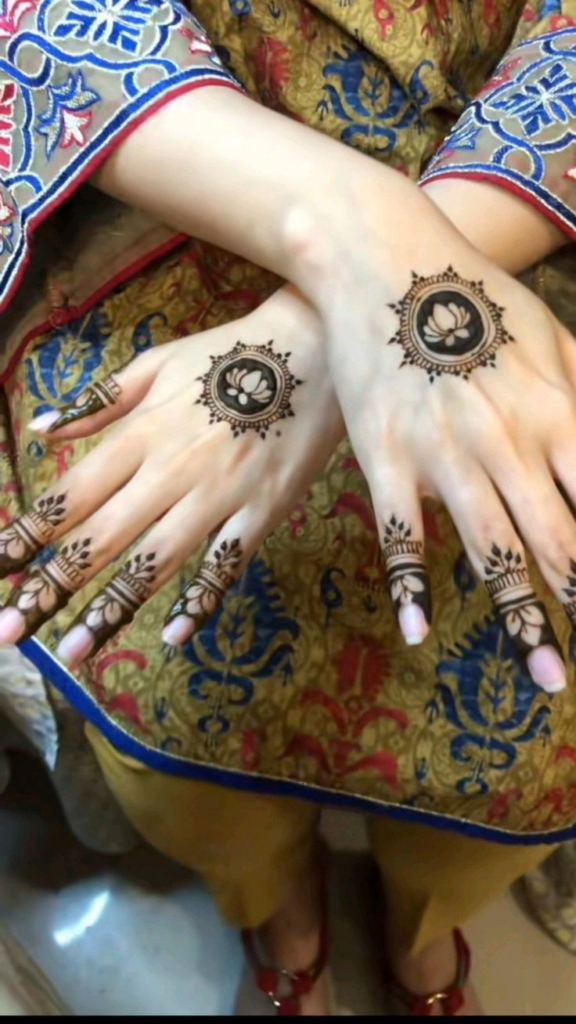 aesthetic-mehndi-designs 3